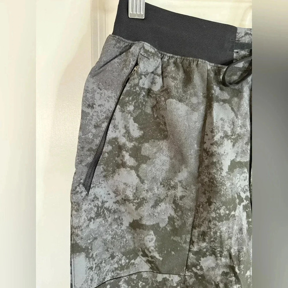 Lululemon Men’s 7” Tactile Print Anchor Black License to Train Linerless Shorts - Picture 2 of 7